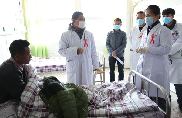 專家在布拖縣人民醫(yī)院、特木里中心衛(wèi)生院查房、會(huì)診